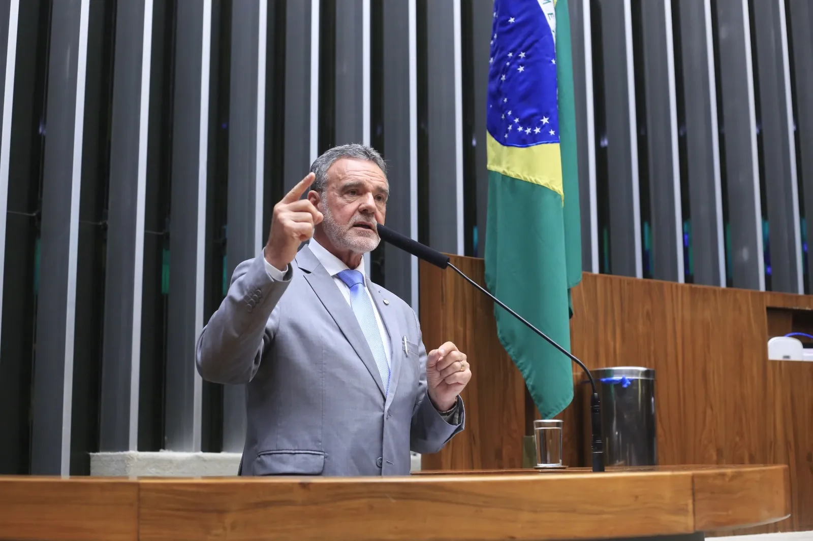 Daniel Almeida discursa na tribuna da Câmara dos Deputados