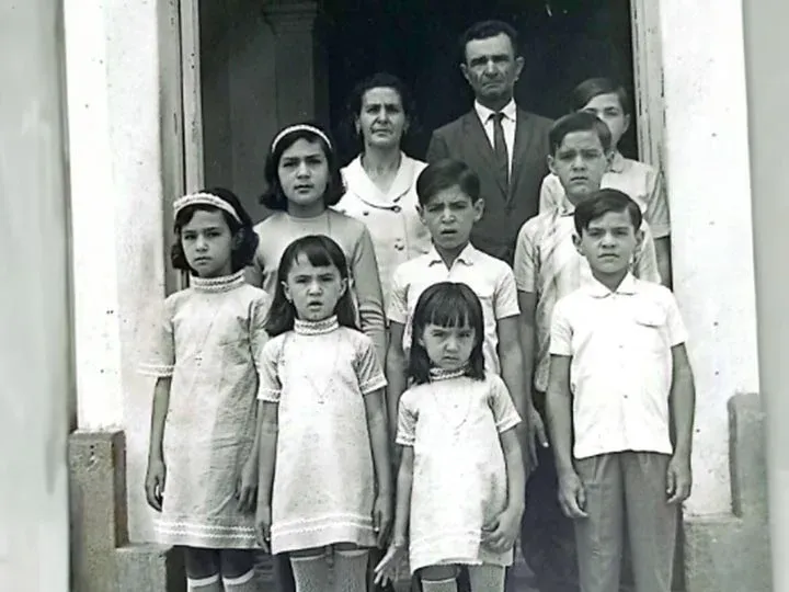Retrato antigo da família de Daniel Almeida na porta de casa