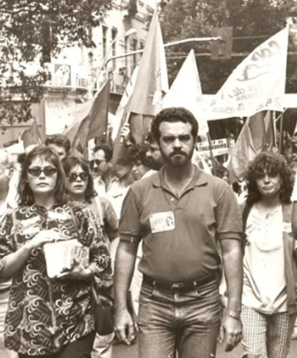 Daniel Almeida em passeata do movimento sindical